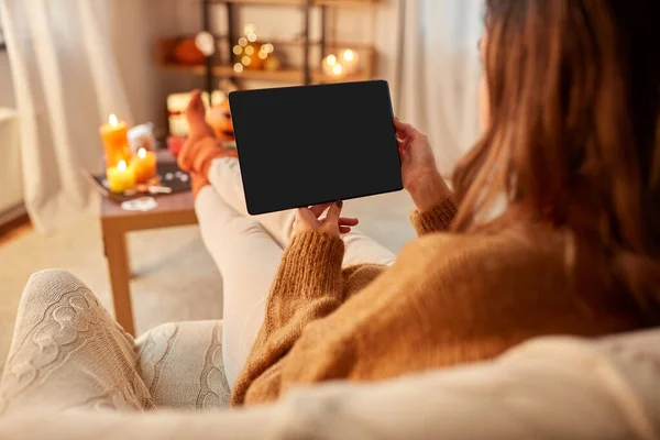 Žena s tabletou PC doma na Halloween — Stock fotografie