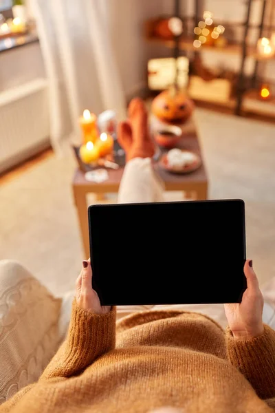 Mujer con la tableta PC en casa en Halloween —  Fotos de Stock