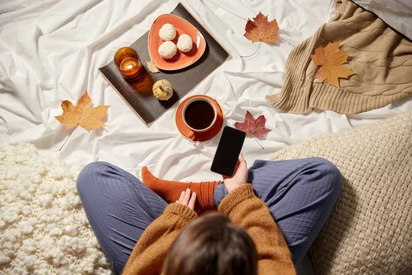 Mujer con smartphone en casa en otoño — Foto de Stock