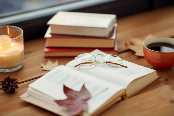 Livro, café e vela no peitoril da janela no outono — Fotografia de Stock