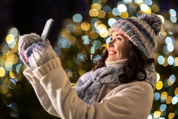 Lycklig kvinna tar jul selfie på smartphone — Stockfoto