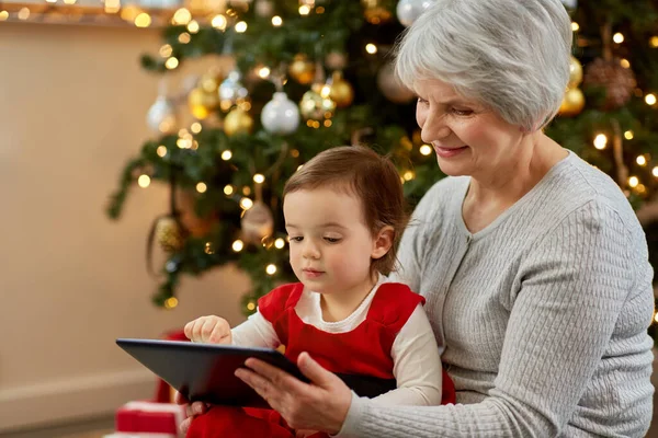 Grand-mère et bébé fille avec cadeaux de Noël — Photo