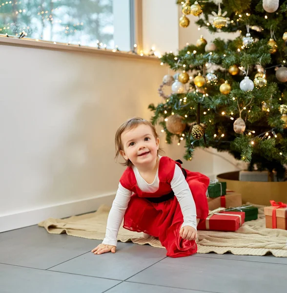 Glückliches Baby Mädchen mit Weihnachtsgeschenken zu Hause — Stockfoto