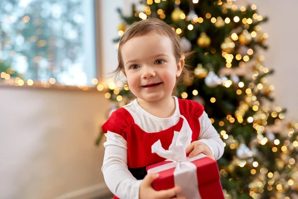 Glücklich Baby Mädchen mit Weihnachtsgeschenk zu Hause — Stockfoto