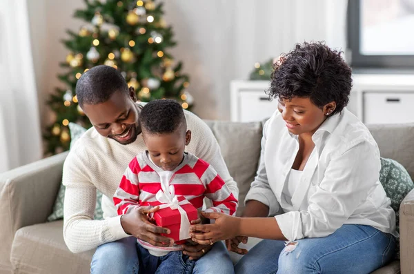 Африканська сім'я відкриває різдвяний подарунок вдома — стокове фото