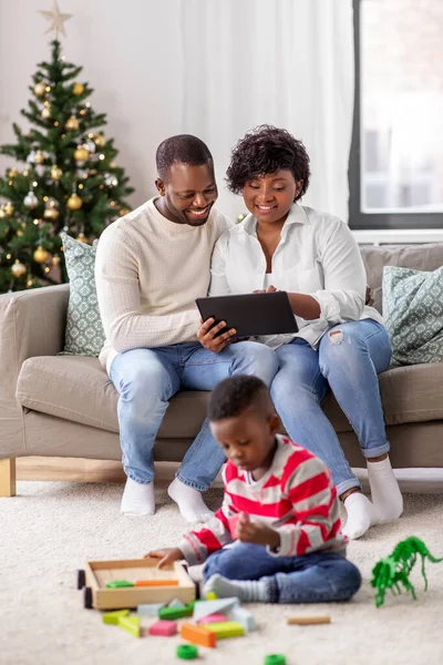 Boldog afro-amerikai család karácsonykor otthon — Stock Fotó