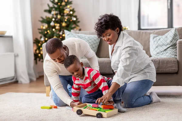 アフリカの家族はクリスマスにおもちゃを持っています — ストック写真