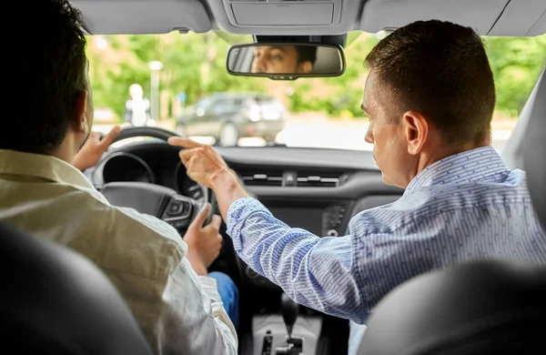 Samochód szkoła jazdy instruktor ucząc męskiego kierowcy — Zdjęcie stockowe