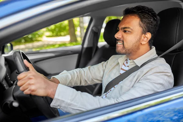 Arg indian man eller förare som kör bil — Stockfoto