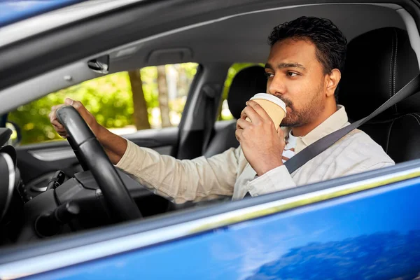 Zmęczony Indianin człowiek lub kierowca z kawy jazdy samochodem — Zdjęcie stockowe
