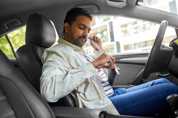 Homem indiano ou motorista fixando cinto de segurança no carro — Fotografia de Stock