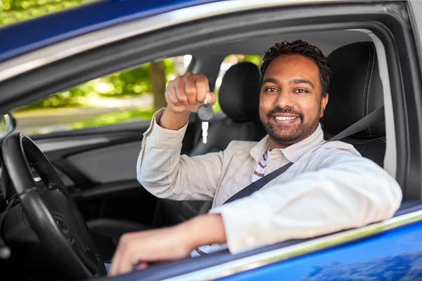 Souriant homme indien ou conducteur montrant clé de voiture — Photo