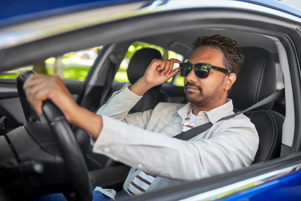 Indian man eller förare i solglasögon kör bil — Stockfoto