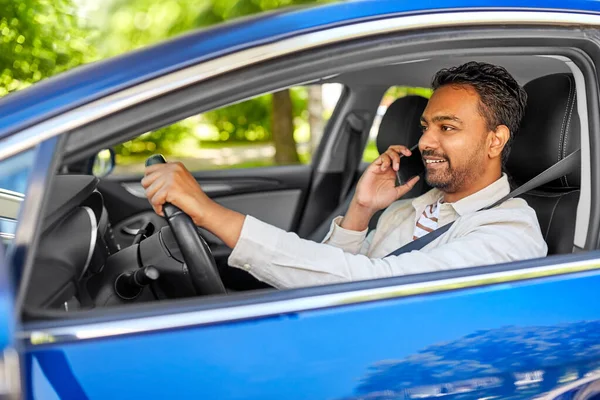 一个开着车用智能手机打电话的印度人 — 图库照片