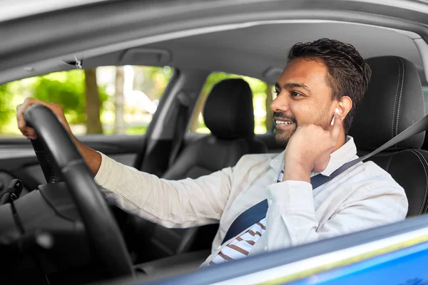 Homem ou motorista com fones de ouvido sem fio carro de condução — Fotografia de Stock