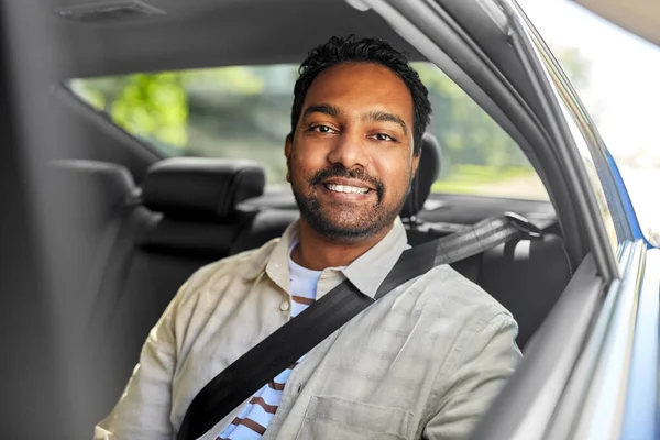 Leende indian man passagerare i taxibil — Stockfoto