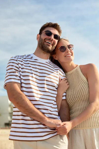 Счастливая пара на летнем пляже — стоковое фото