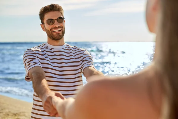 Casal feliz se divertindo na praia de verão — Fotografia de Stock