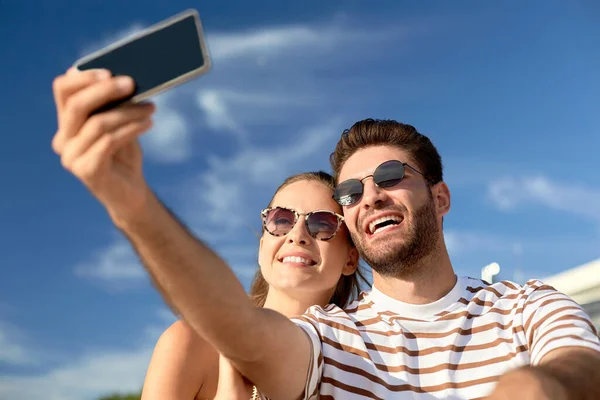 Lyckligt par tar selfie med smartphone utomhus — Stockfoto