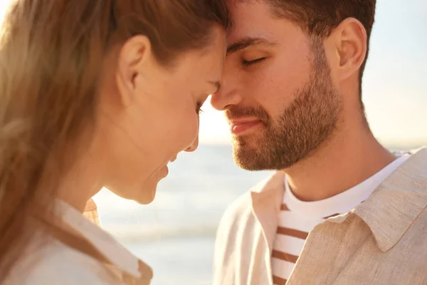 Couple heureux avec les yeux fermés sur la plage d'été — Photo