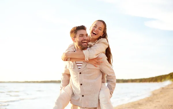 Счастливая пара веселится на летнем пляже — стоковое фото