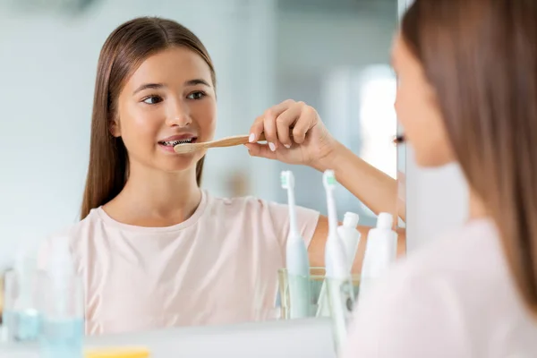 Teenage girl with toothbrush brushing teeth — Stock Photo, Image