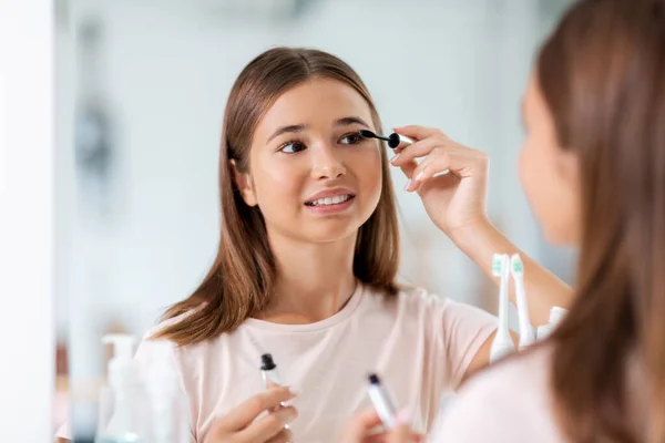 Teenage girl applying mascara at bathroom — Stock Photo, Image