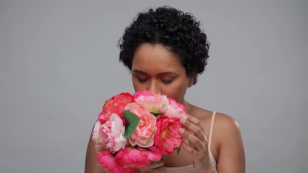 Young african american woman with bunch of flowers — Stock Video