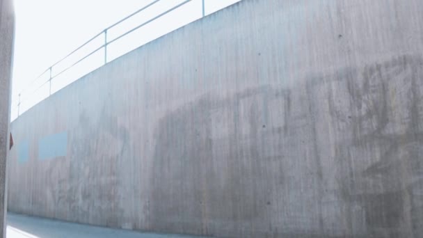 Homme fatigué courir en ville — Video