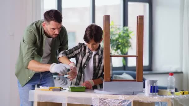 Padre e hijo pintando mesa vieja en color gris — Vídeos de Stock