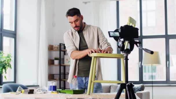 Человек или блогер, показывающий ремонт старого стула — стоковое видео