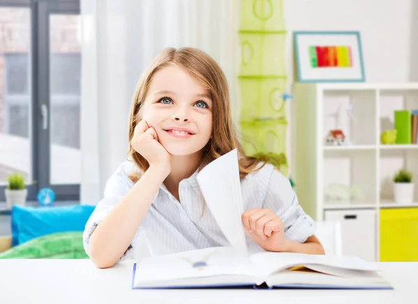 Felice sorridente studente ragazza lettura libro a casa — Foto Stock