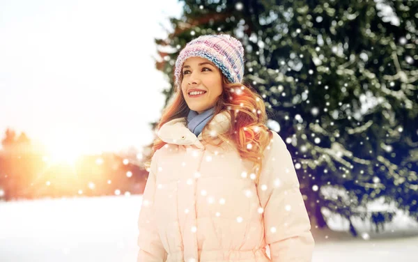 Femme souriante heureuse à l'extérieur en hiver — Photo