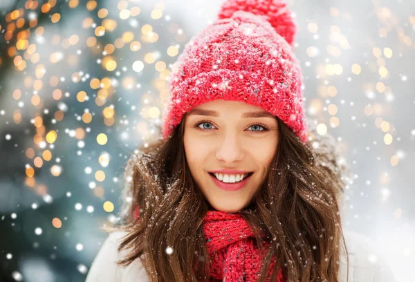 Glimlachend tiener meisje buitenshuis in de winter — Stockfoto