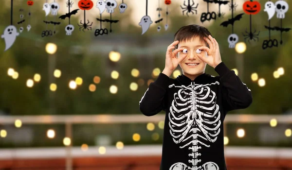 Jongen in halloween kostuum van skelet met oogballen — Stockfoto