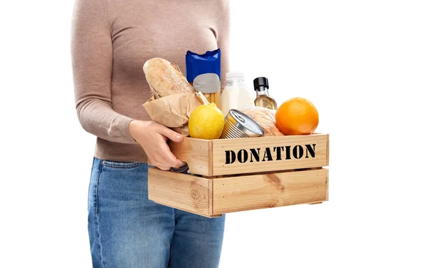 Mujer con donación de alimentos en caja de madera — Foto de Stock