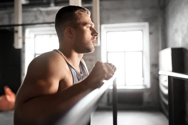 Joven en bares paralelos en el gimnasio — Foto de Stock