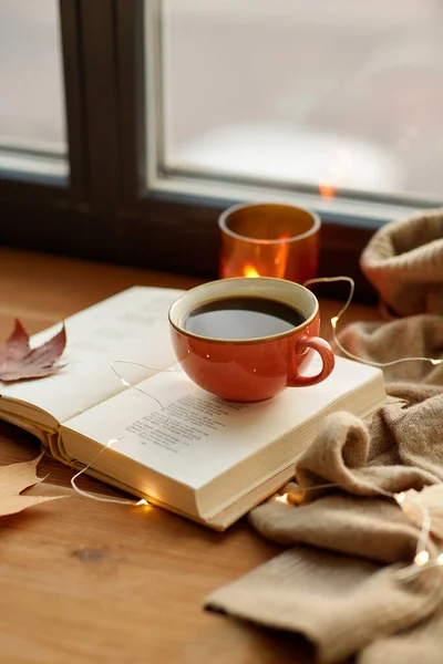 Tazza di caffè, libro sul davanzale della finestra in autunno — Foto Stock