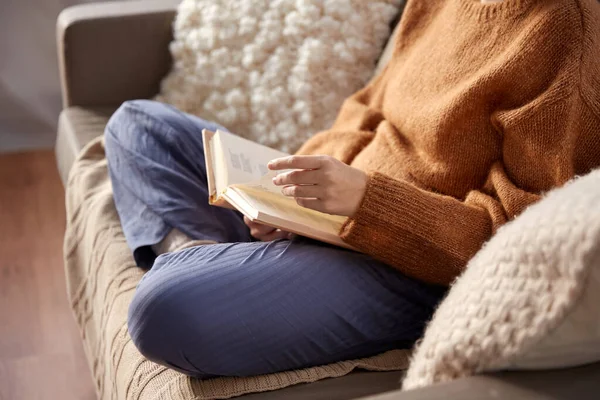 Mujer en suéter cálido libro de lectura en casa — Foto de Stock