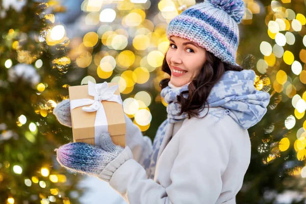 快乐的女人，带着圣诞礼物和彩灯 — 图库照片