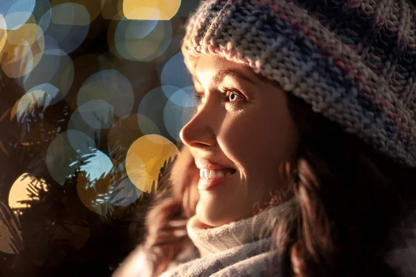 Portrait de jeune femme heureuse dans les lumières de Noël — Photo