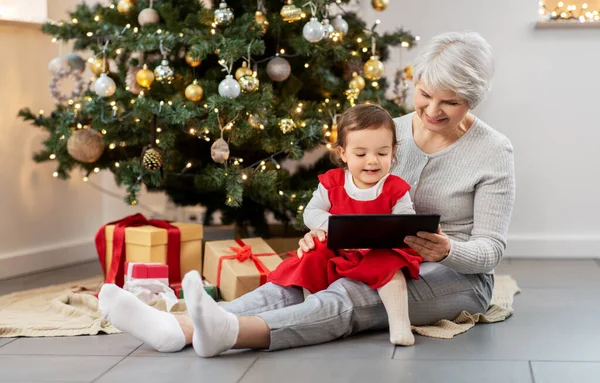 Babička a holčička s vánočními dárky — Stock fotografie