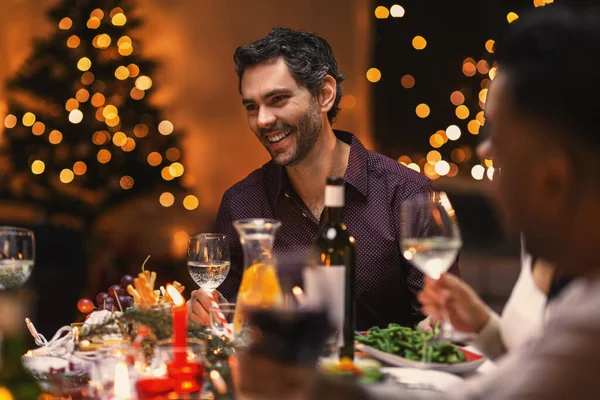 Šťastní přátelé pití vína na vánoční párty — Stock fotografie