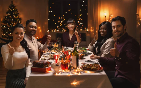 クリスマスの晩ご飯を家で食べて — ストック写真