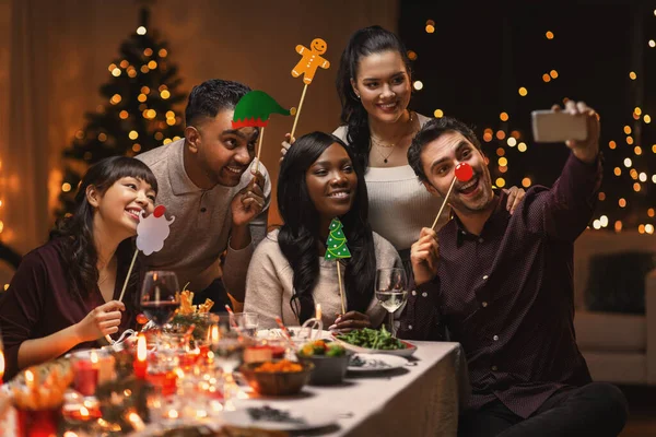 Amigos tomando selfie no jantar de Natal em casa — Fotografia de Stock