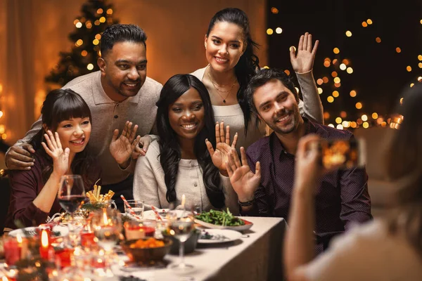 Amigos felizes fotografar no Natal em casa — Fotografia de Stock