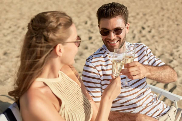 夏のビーチでシャンパンを飲む幸せなカップル — ストック写真