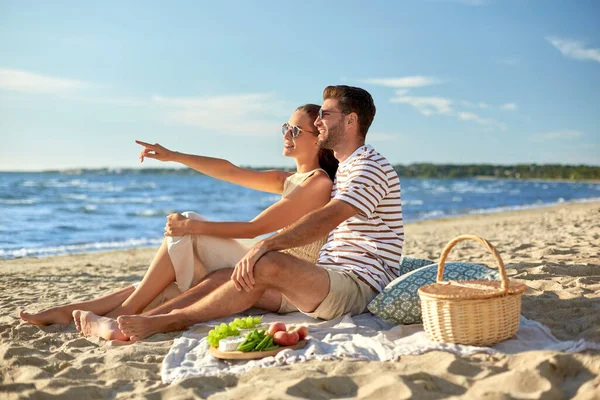 Mutlu çift yaz plajında piknik yapıyor. — Stok fotoğraf