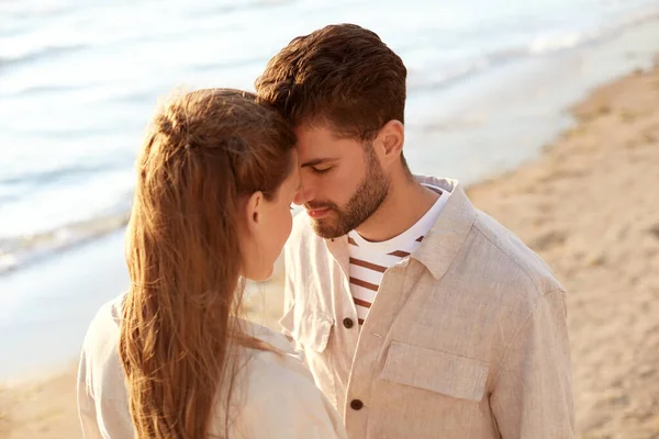 Счастливая пара с закрытыми глазами на пляже — стоковое фото