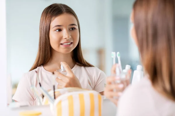 Teenager-Mädchen sprüht Parfüm im Badezimmer — Stockfoto